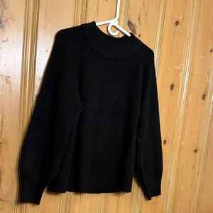 GAP Women's Black Crew Neck Sweater